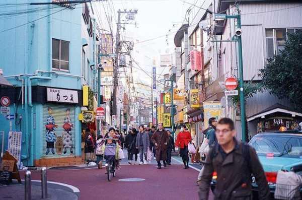 最新韩剧热播与巷弄深处的特色小店探秘
