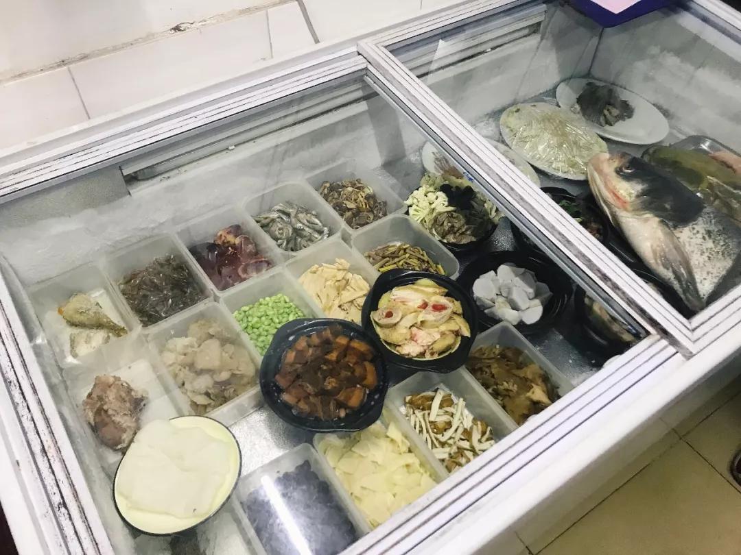 华为最新对比，科技与小巷风情交织的魅力展示