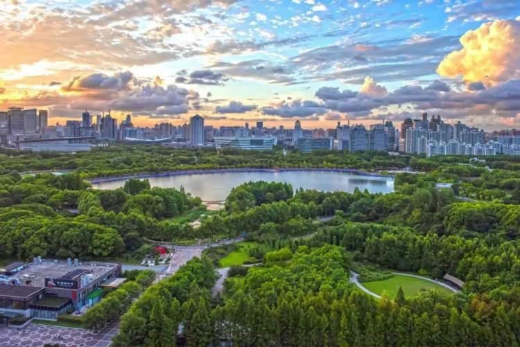 最新流行男偶像与大自然美景的邂逅，寻找内心平和之旅
